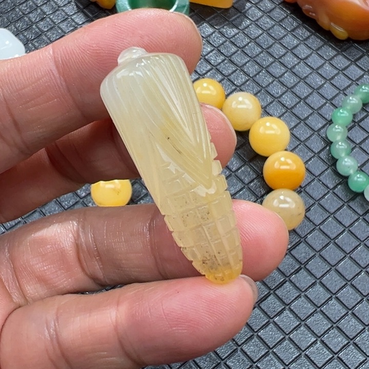 石英质玉（黄龙玉）颈饰未镶嵌