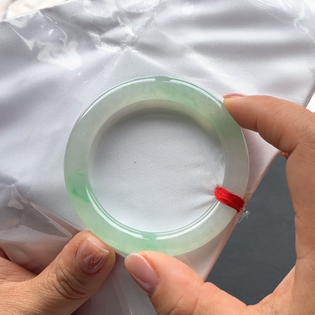 翡翠手镯未镶嵌53.5。 