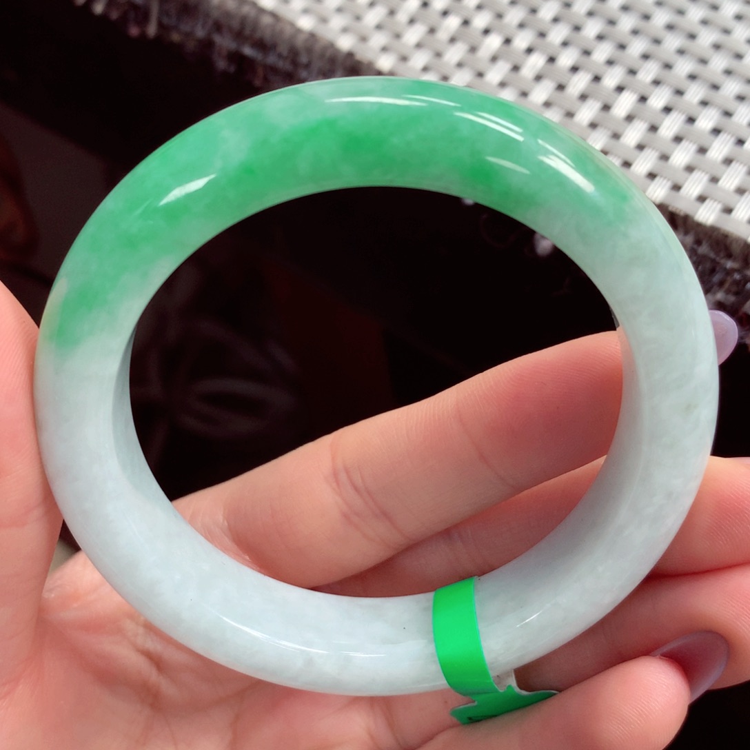 翡翠手镯未镶嵌缅甸