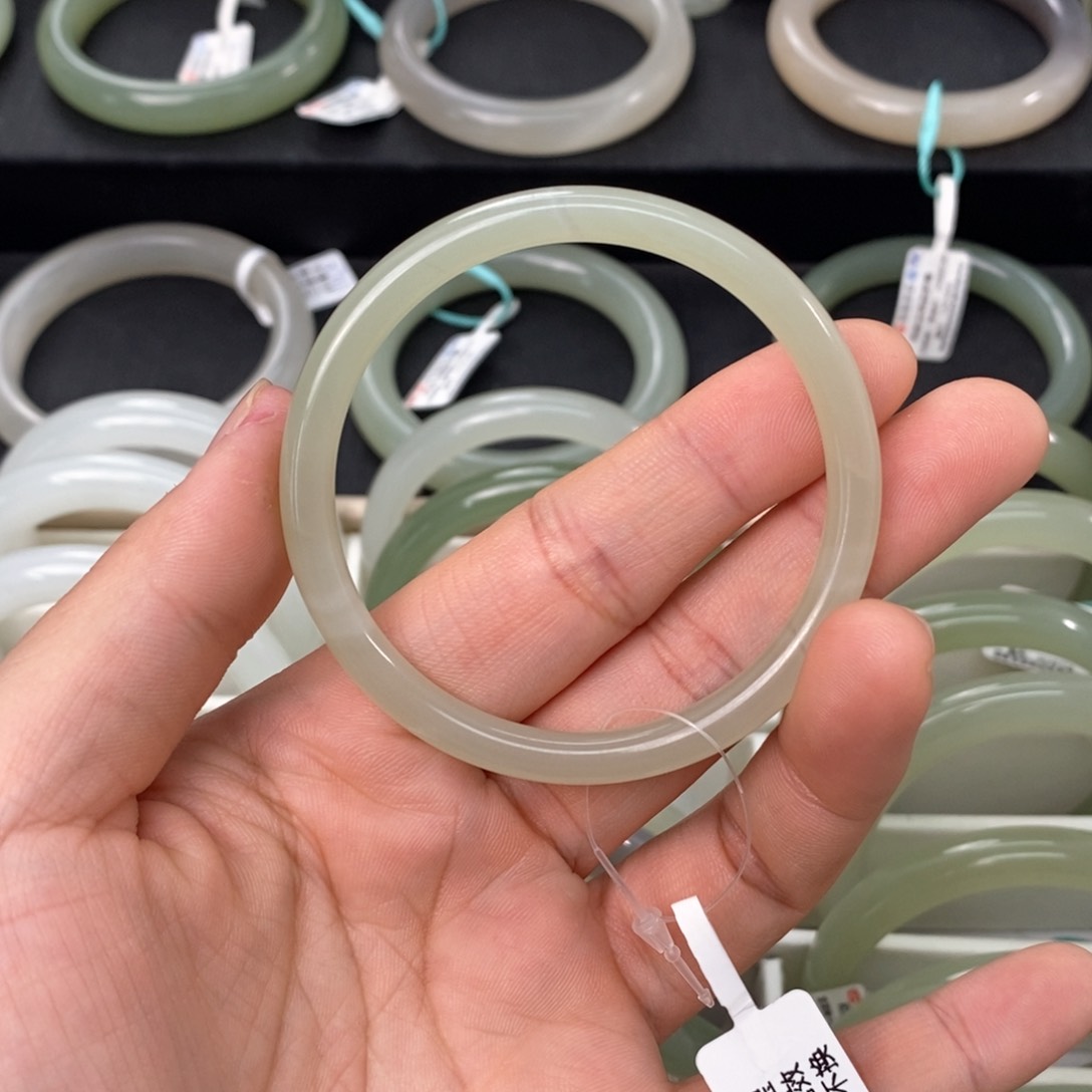 和田玉手镯未镶嵌53.54微瑕