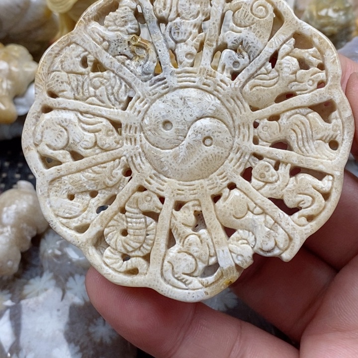 颈饰未镶嵌硅化珊瑚（珊瑚玉）有瑕