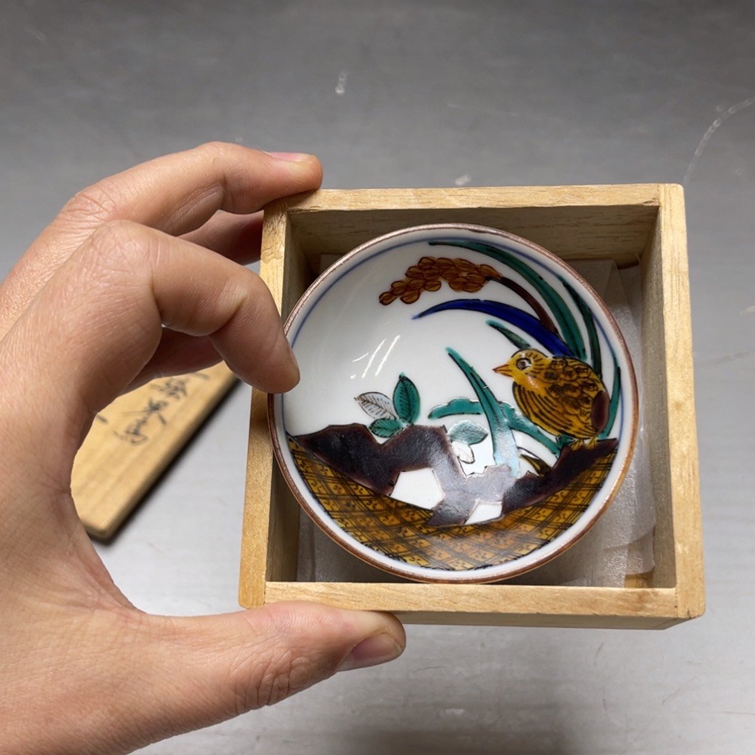 瓷片密密麻麻地排列着一个大