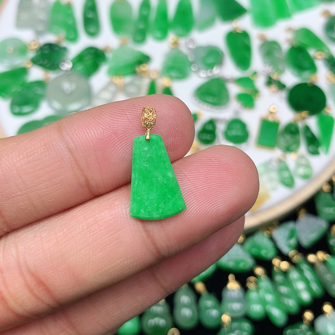 翡翠颈饰18K金镶嵌小巧精美飘阳绿素面牌