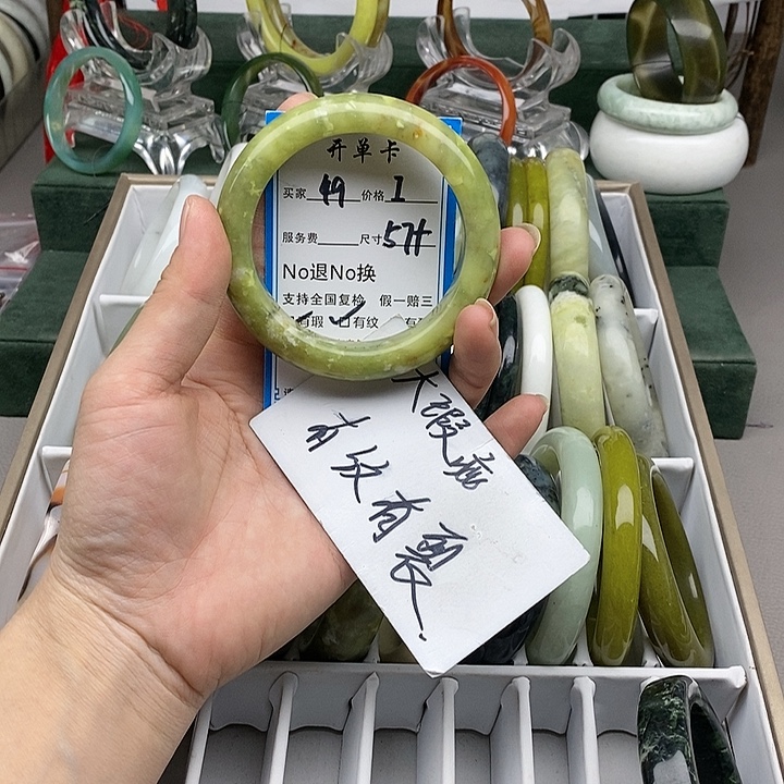 蛇纹石玉未镶嵌手镯