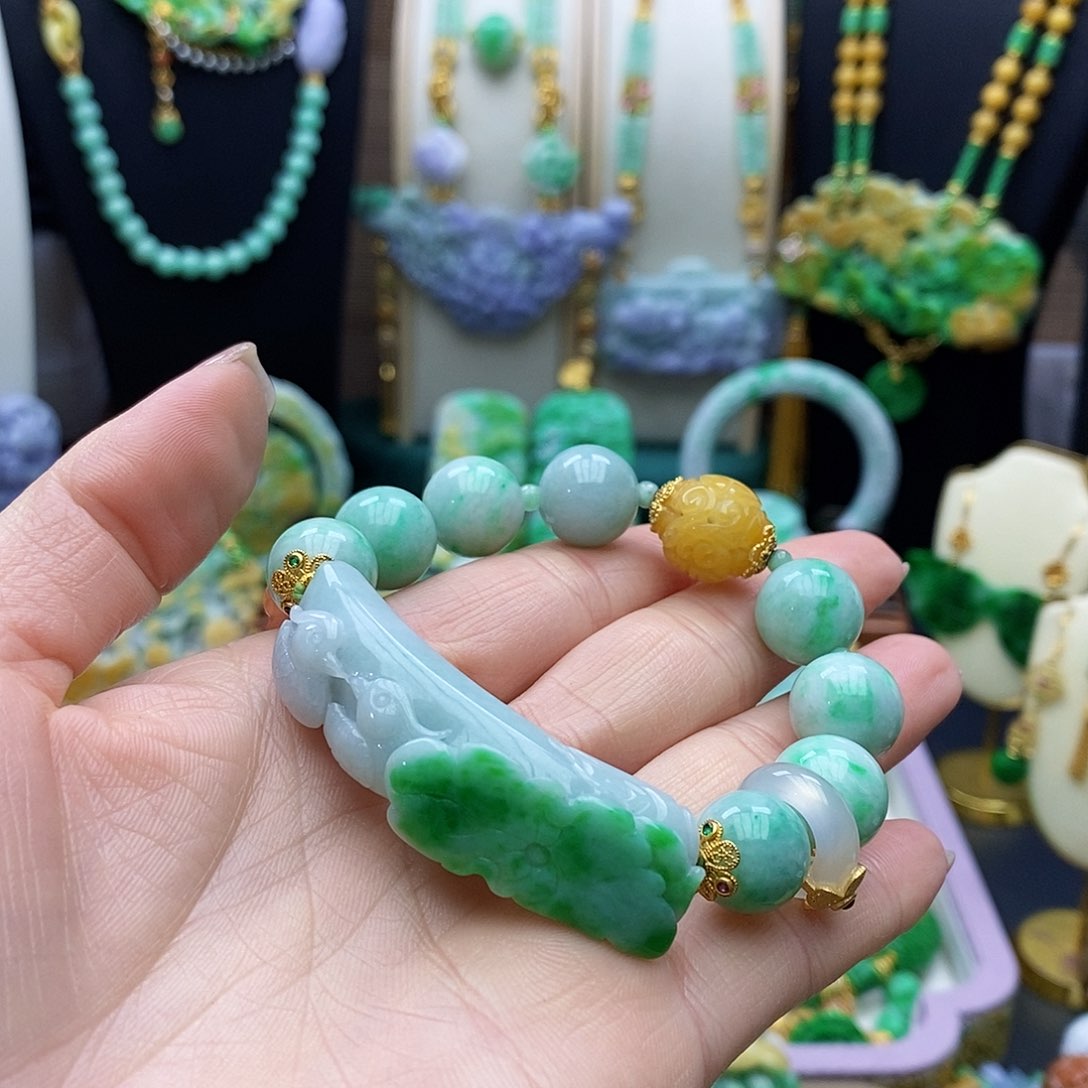 翡翠颈饰未镶嵌天然