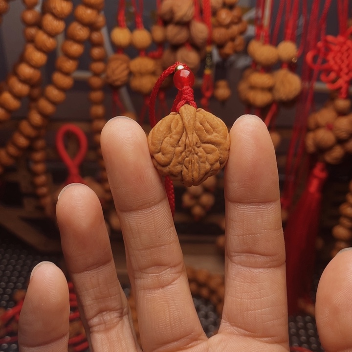 木质类龙纹桃枭挂件