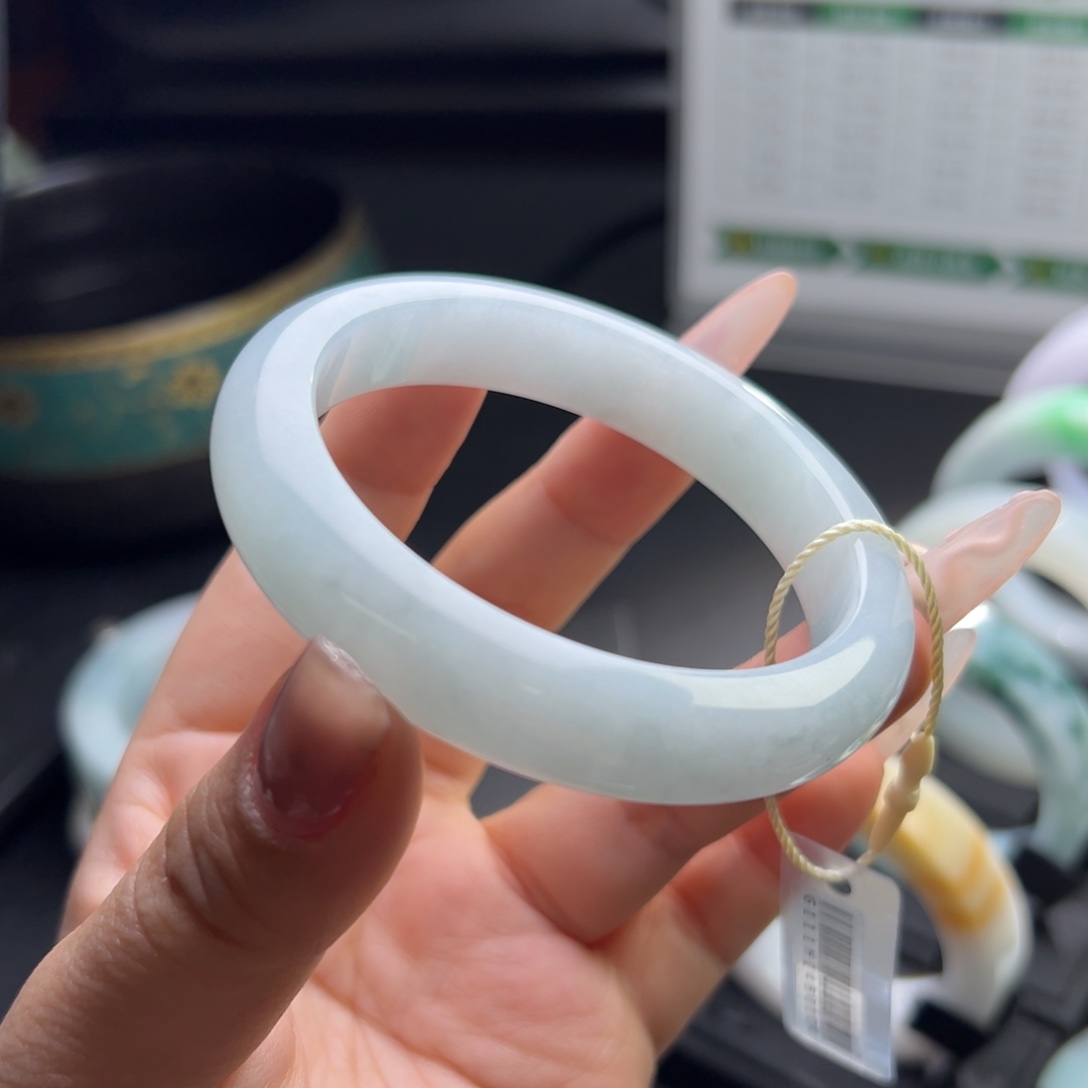 翡翠手镯未镶嵌翡翠手镯