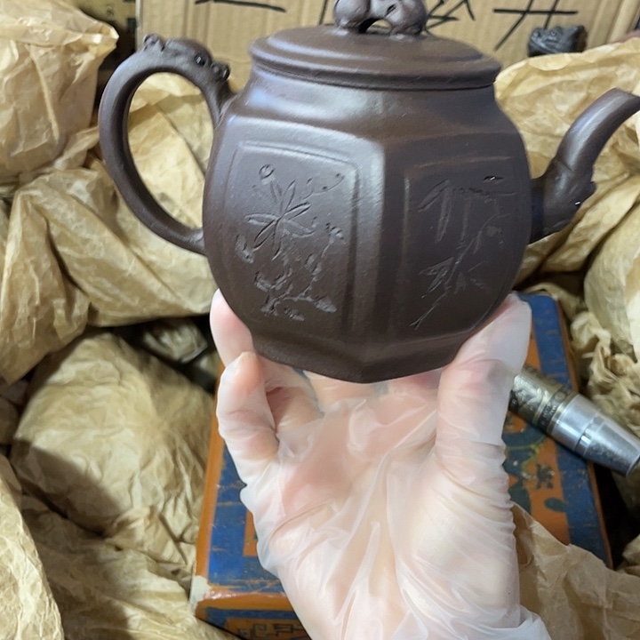 茶壶紫砂原矿泥料，纯手工制作的一把紫砂壶。