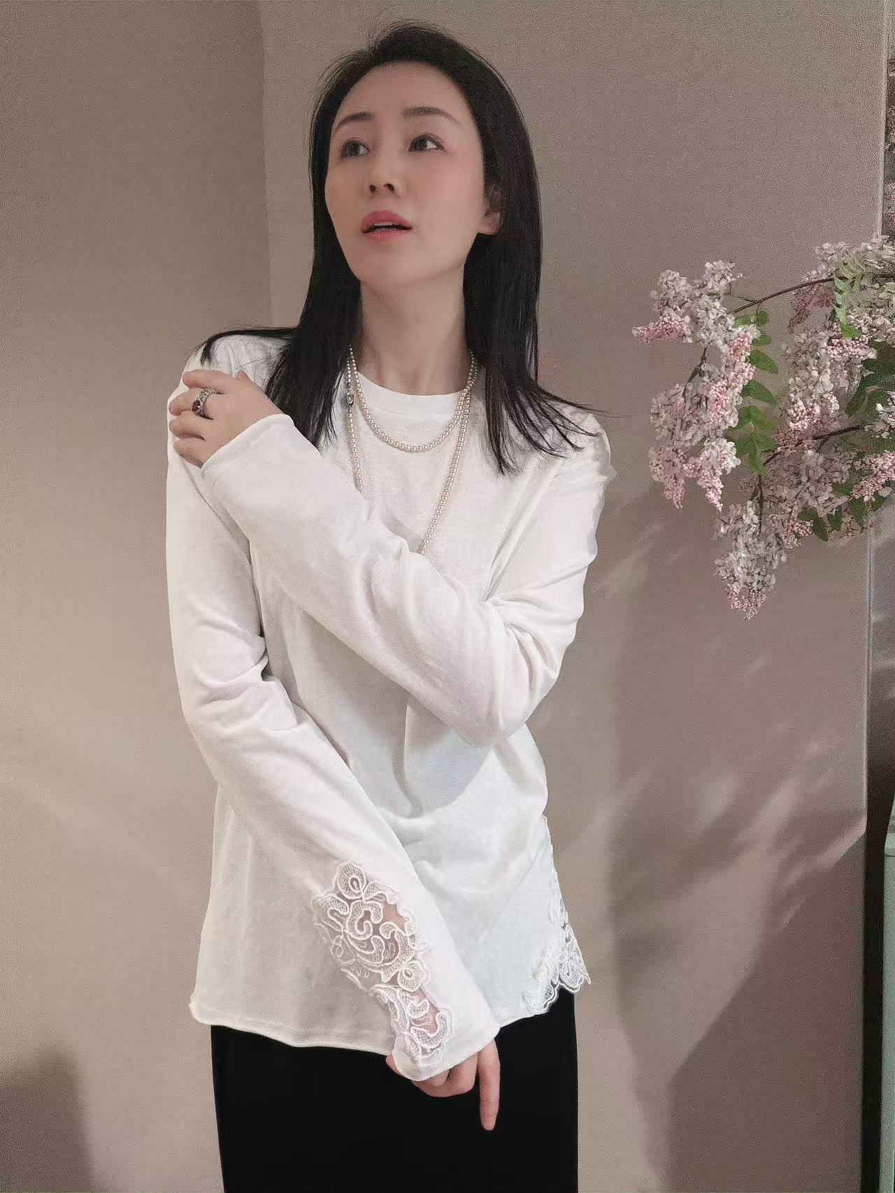 纯色基础款白色长袖T恤