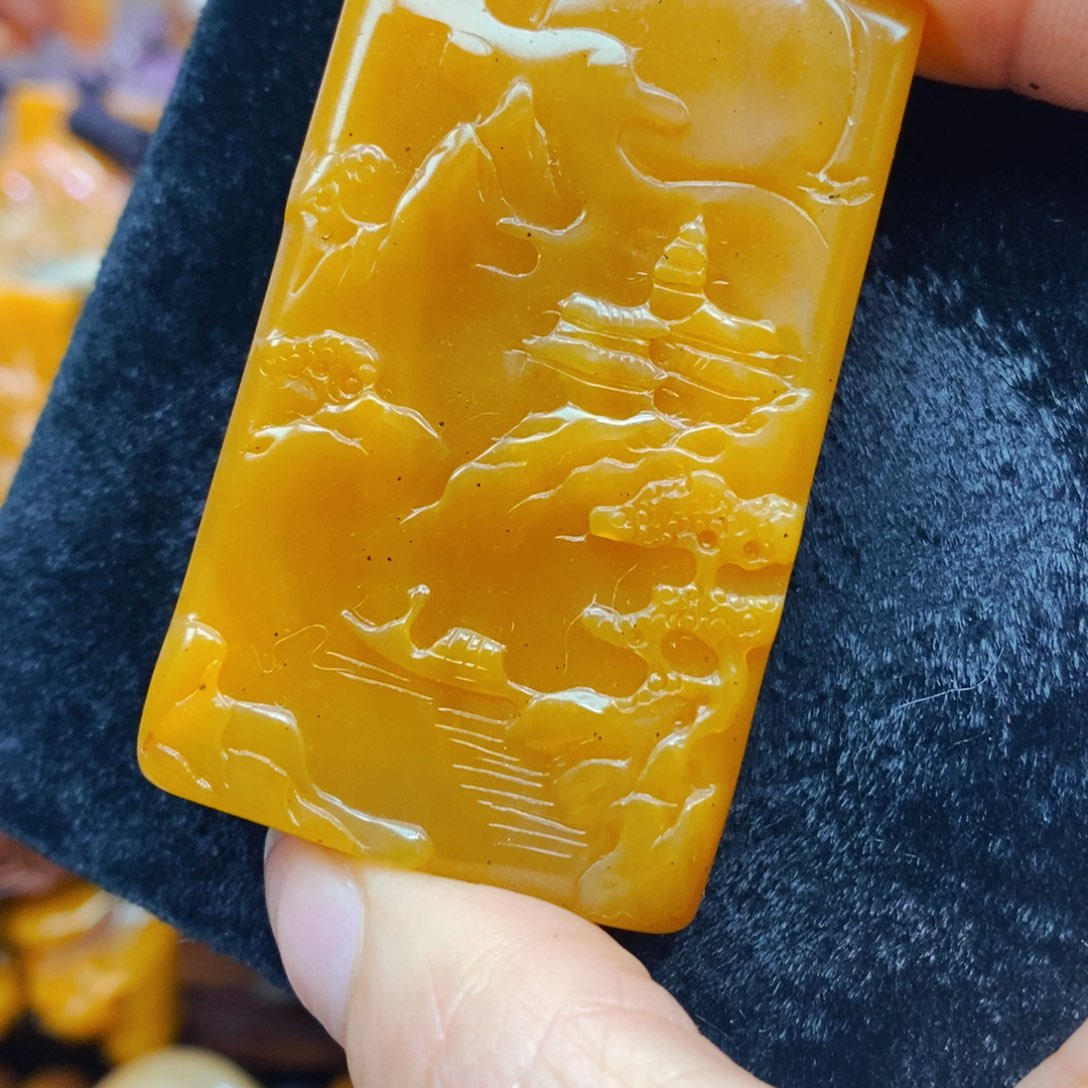 未镶嵌石英质玉（黄龙玉）颈饰