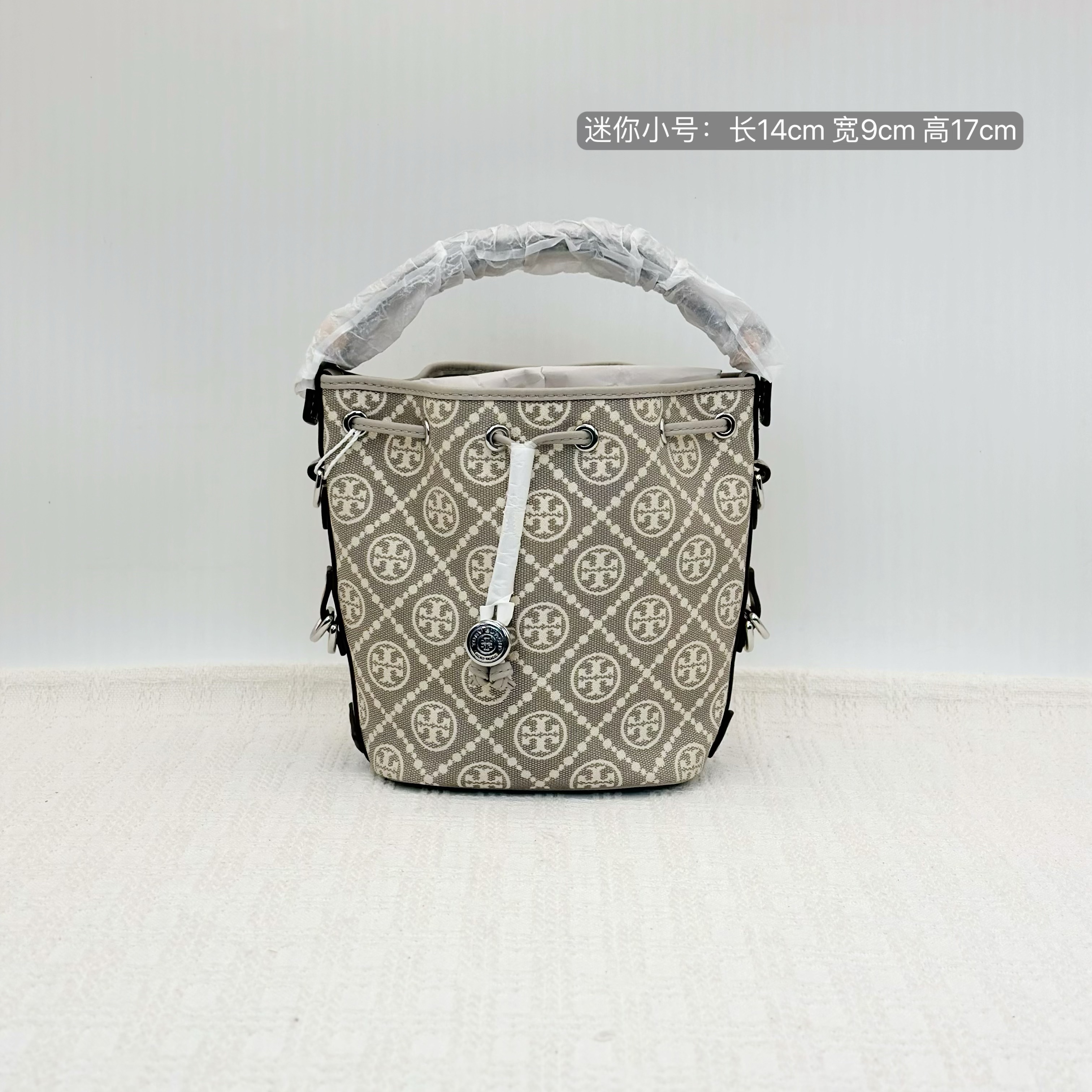 99新 TORY BURCH/汤丽柏琦 新版灰色老花小号水桶斜挎包/045