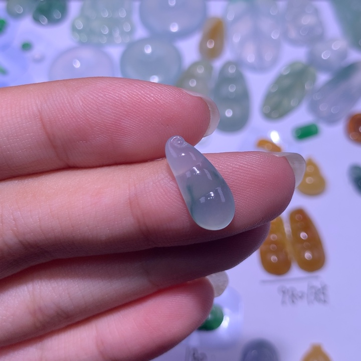 翡翠未镶嵌颈饰豆