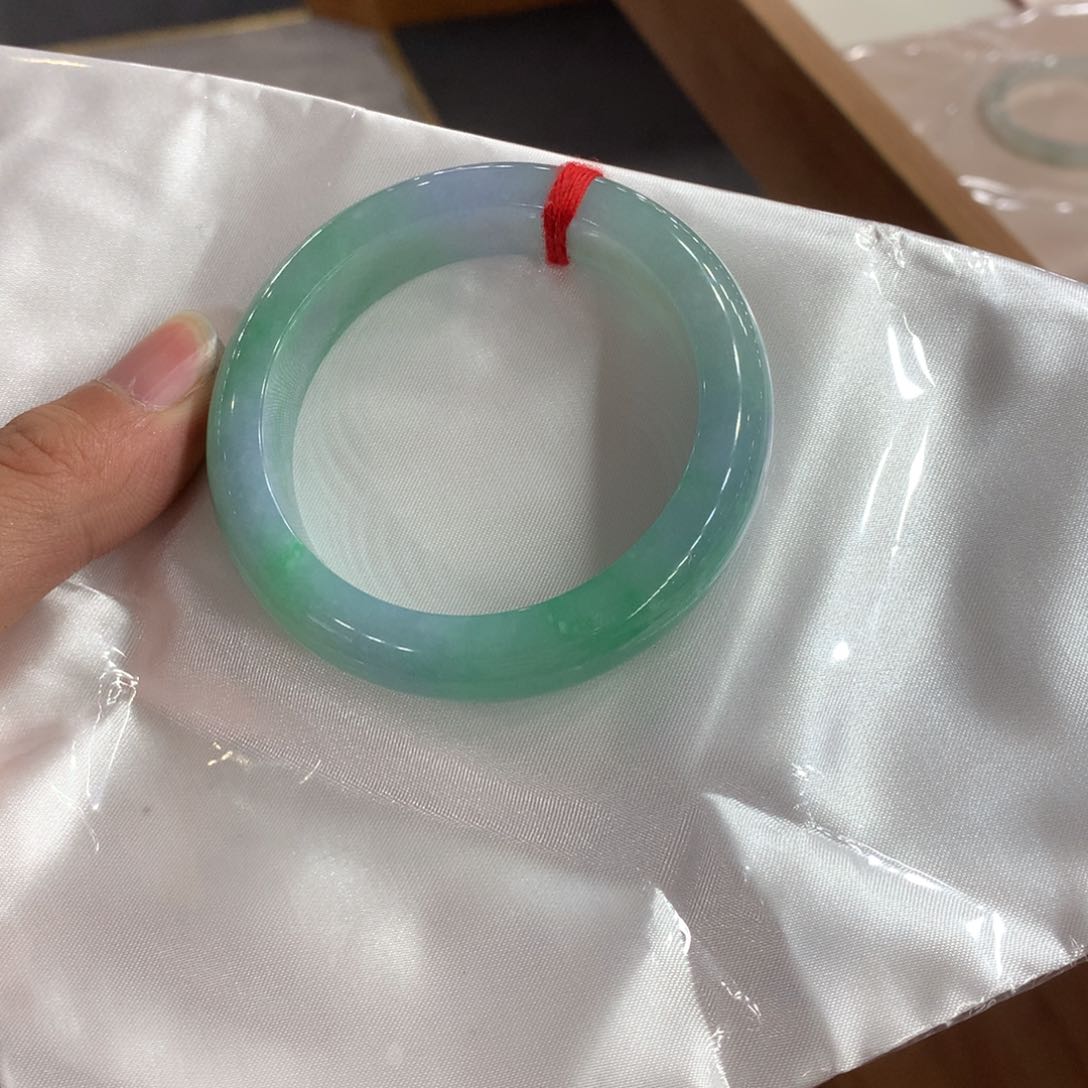 翡翠手镯未镶嵌有瑕