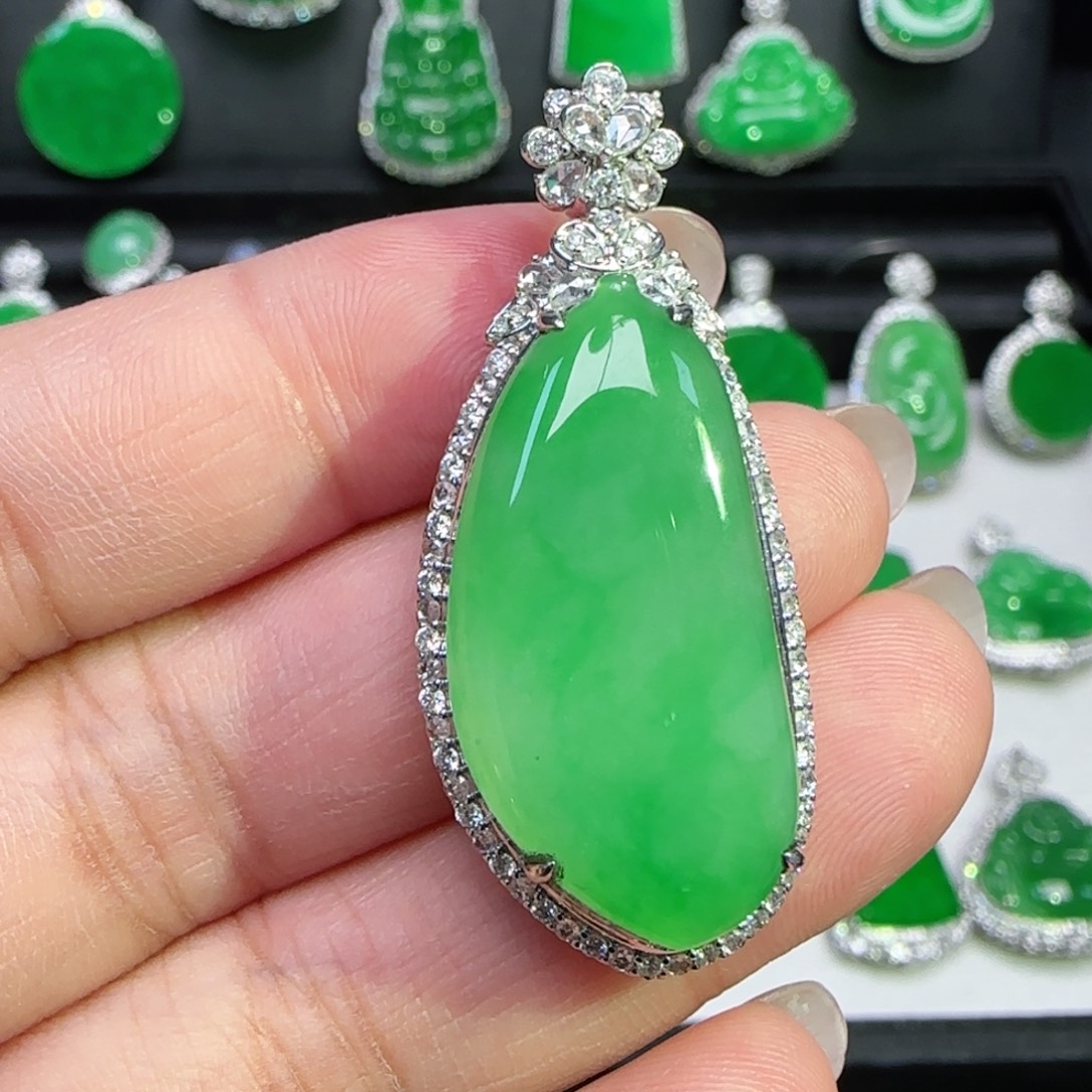 翡翠18K金镶嵌颈饰吊坠