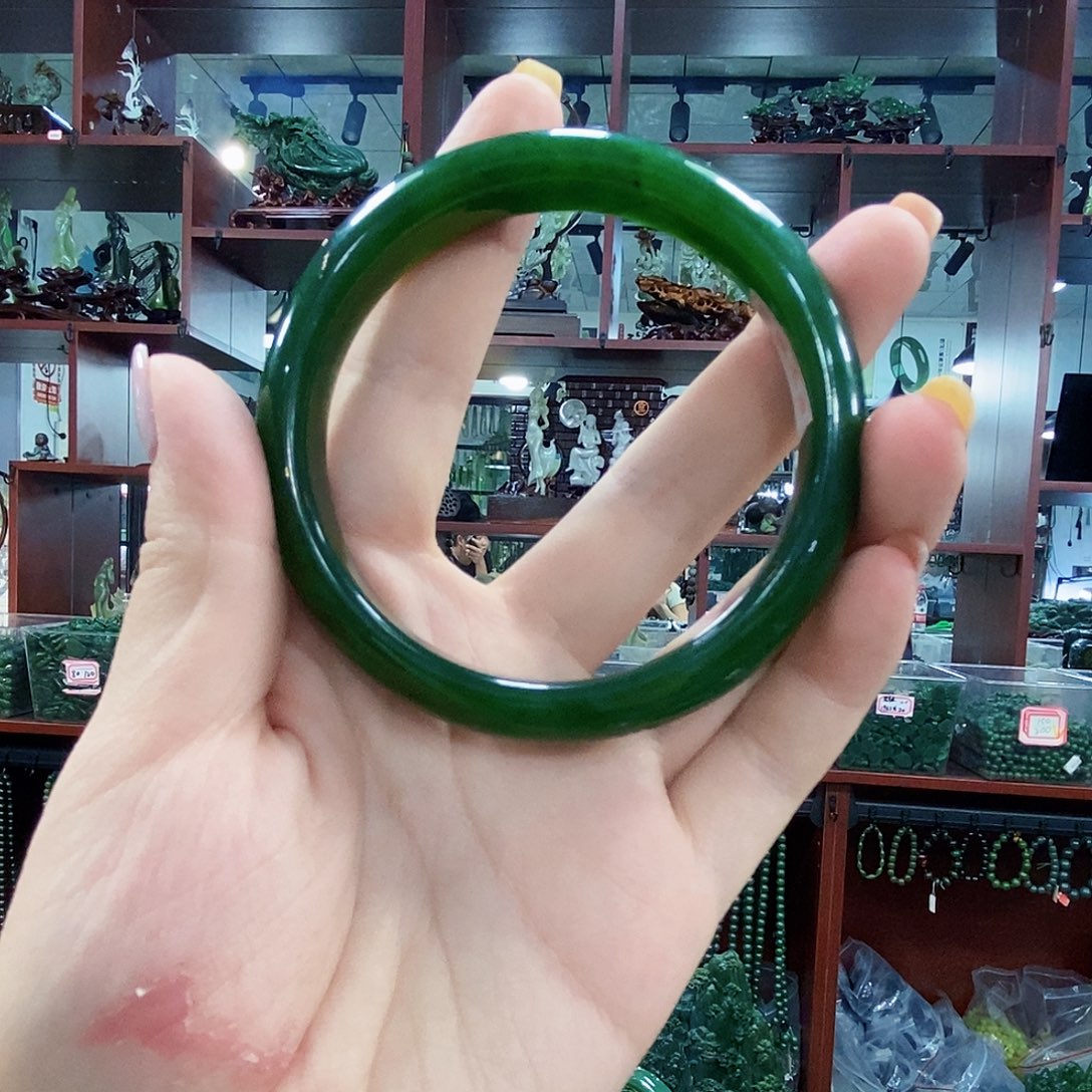 ****.和田玉未镶嵌颈饰58圈12➕宽版辣阳绿