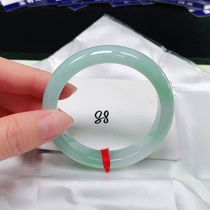 翡翠手镯未镶嵌翡翠手镯未镶嵌