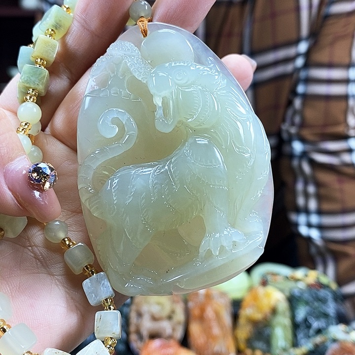 蛇纹石玉吊坠未镶嵌