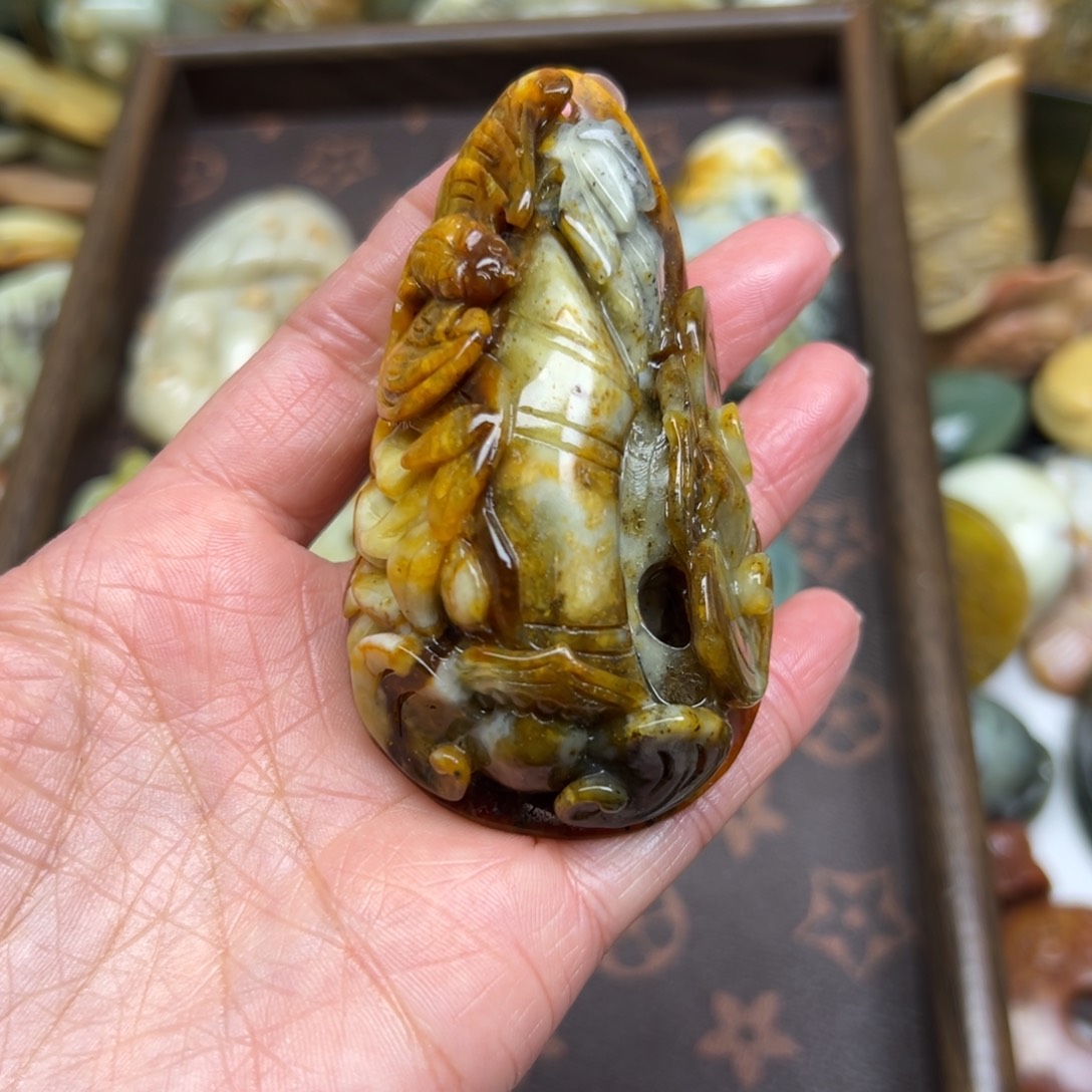 小***迹岫玉未镶嵌颈饰花玉原皮竹子