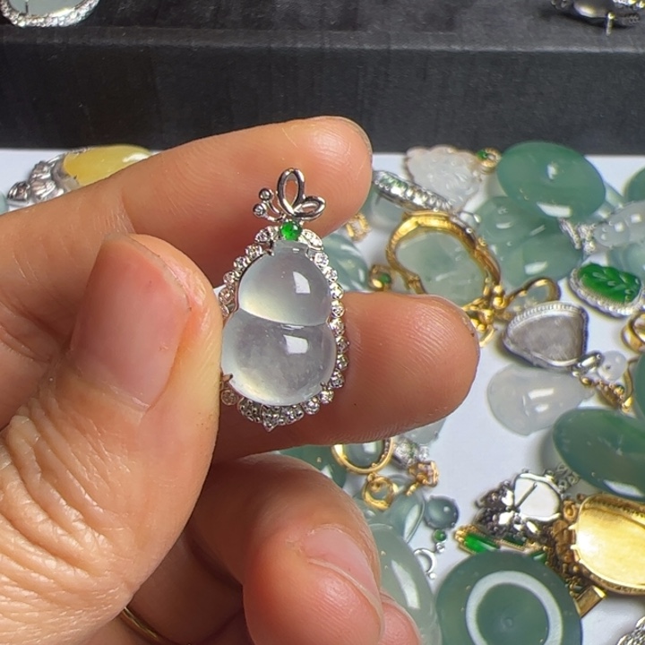 翡翠吊坠(不含链)18K金镶嵌翡翠吊坠项链