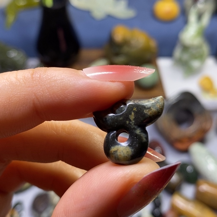 岫岩河磨玉（透闪石质玉）未镶嵌挂件通孔玉猪