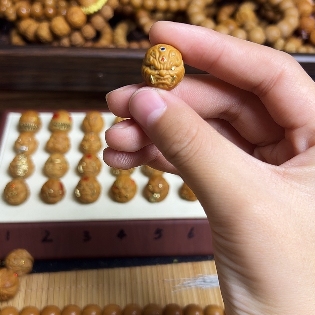 辣***酱吊坠猴头核桃镶嵌单颗九目獠牙恶僧