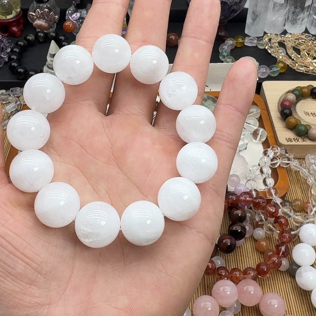 是***。水晶银S925镶嵌手链