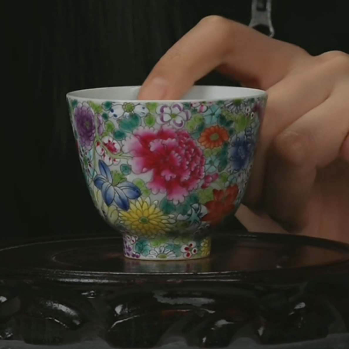M粉彩百花不落地纹杯