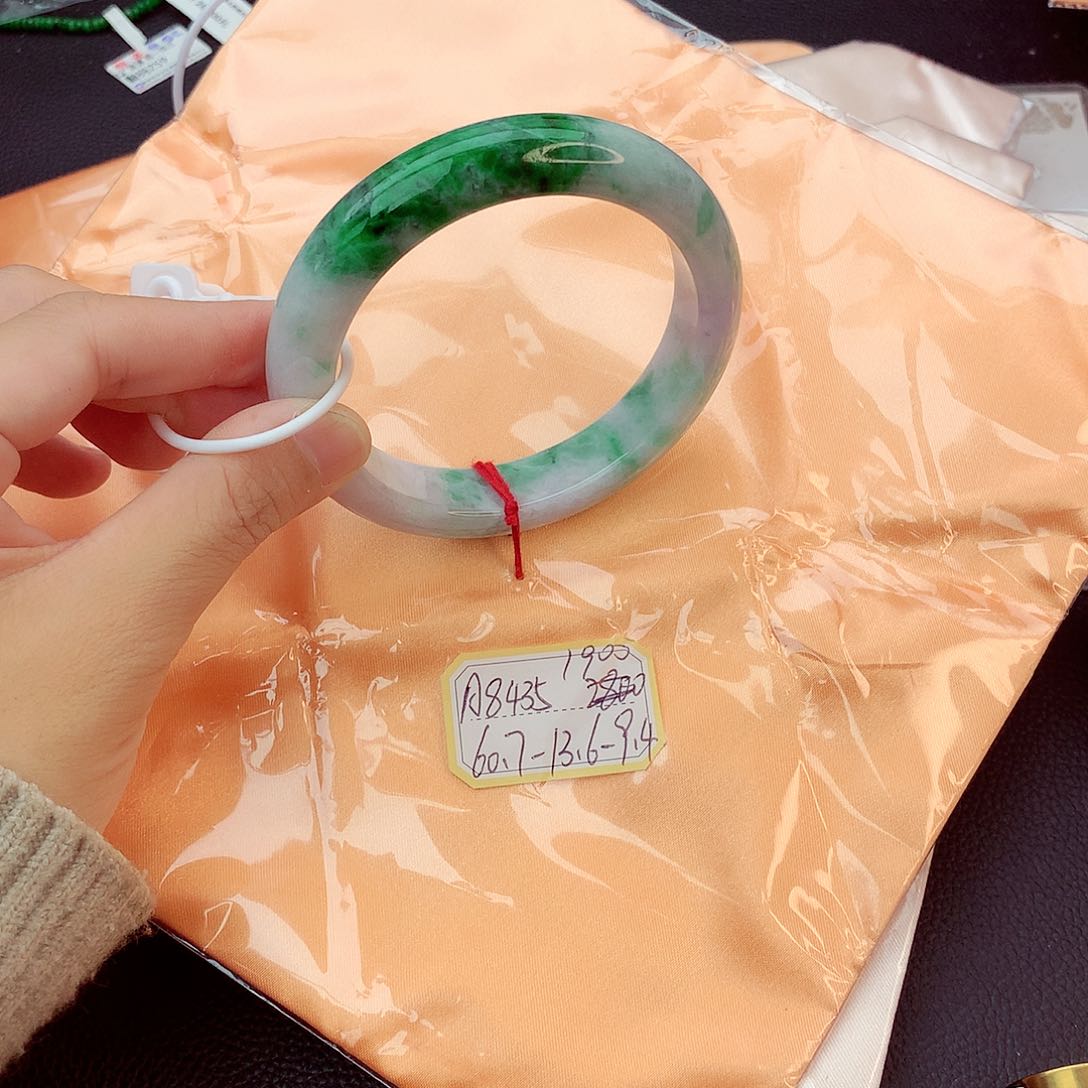 翡翠手镯未镶嵌翡翠