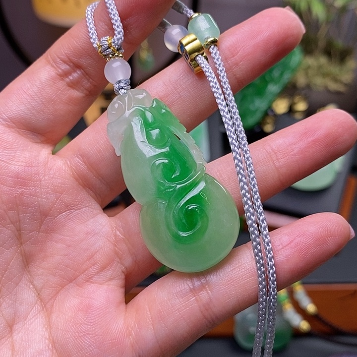 翡翠未镶嵌吊坠(赠链)