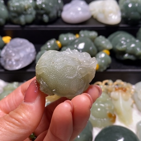 颈饰未镶嵌和田玉（糖玉）娃*