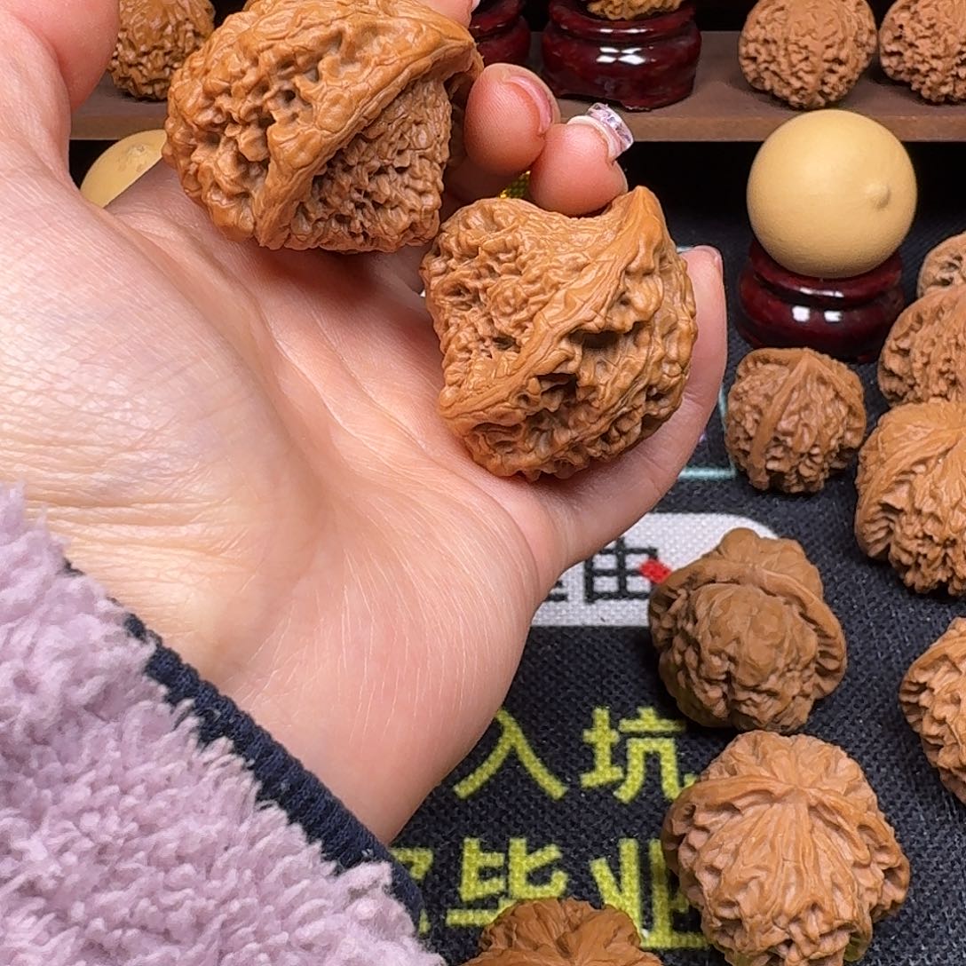 文玩核桃吊坠42抱子蛇头