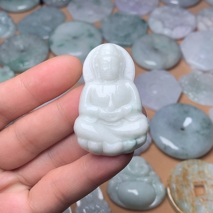 翡翠未镶嵌颈饰观音