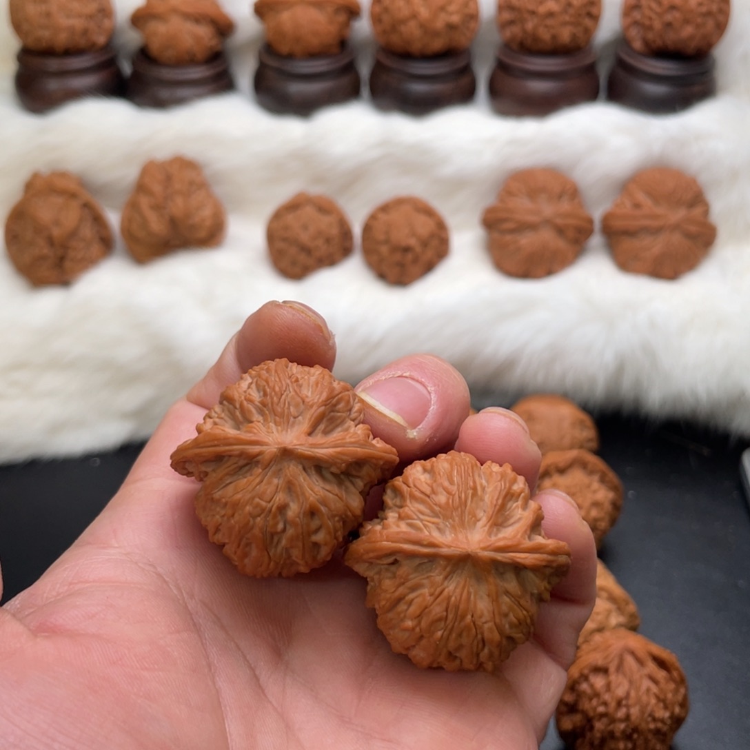 皇***冠文玩核桃吊坠磨盘