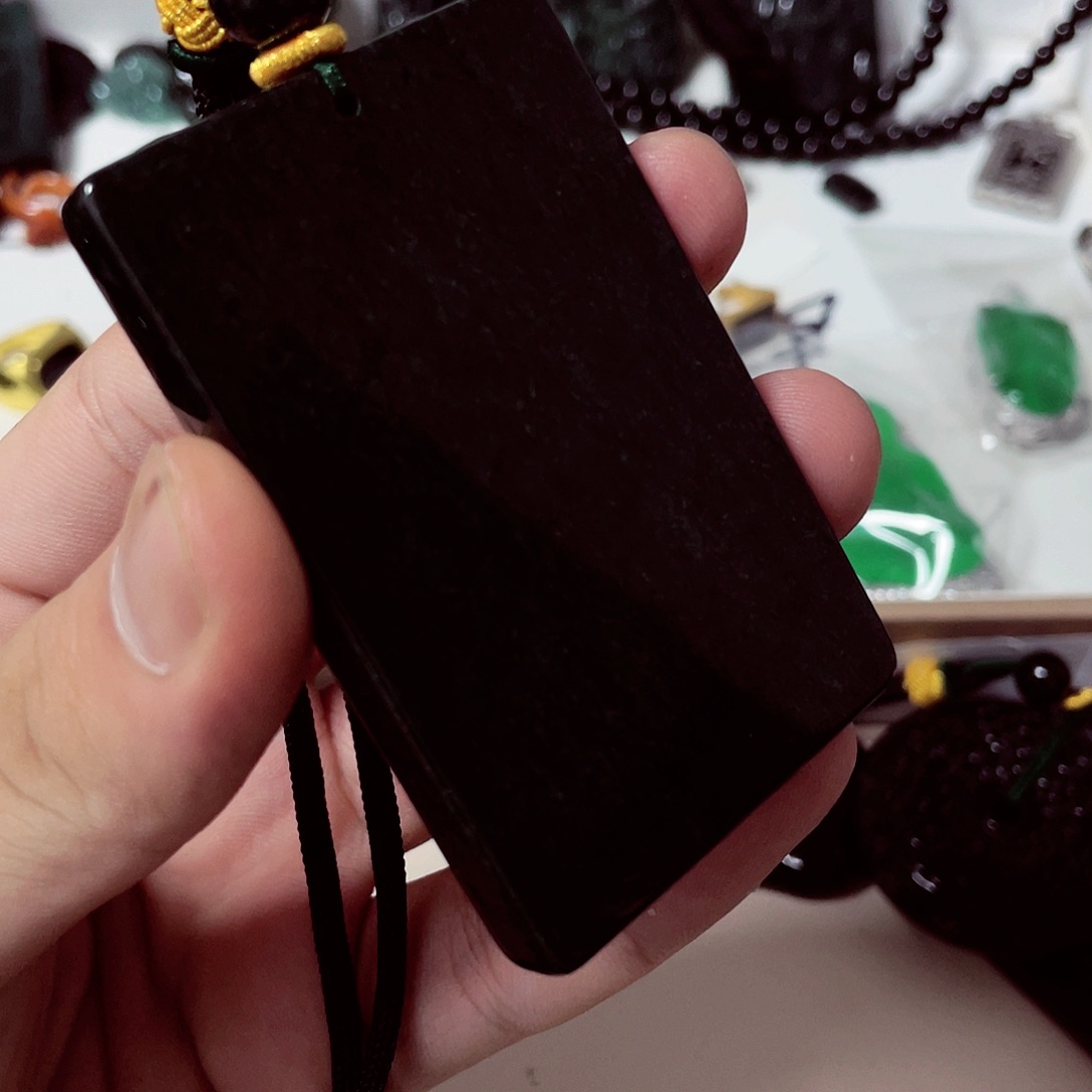 翡翠未镶嵌颈饰先检后发一物一证