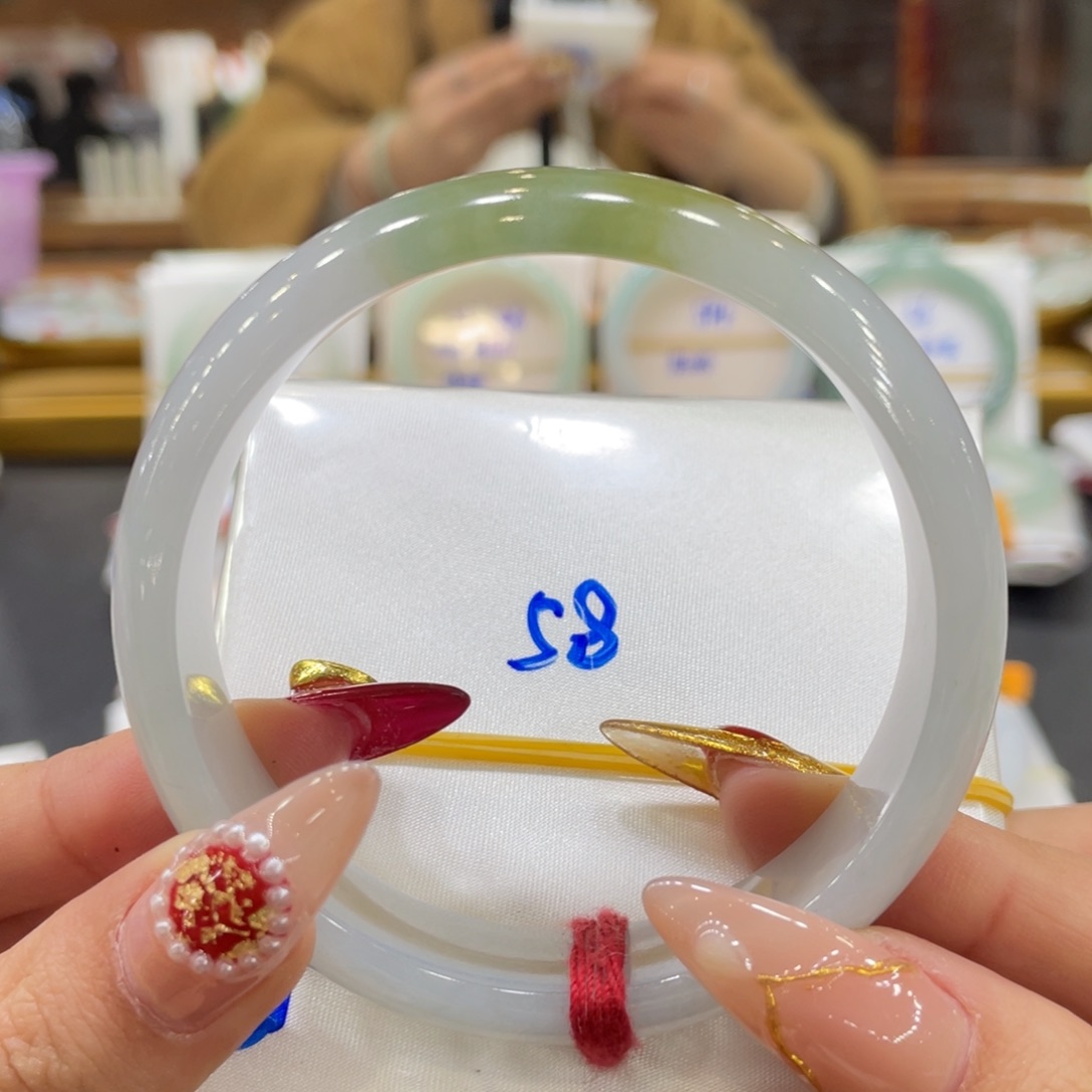 翡翠手镯未镶嵌翡翠