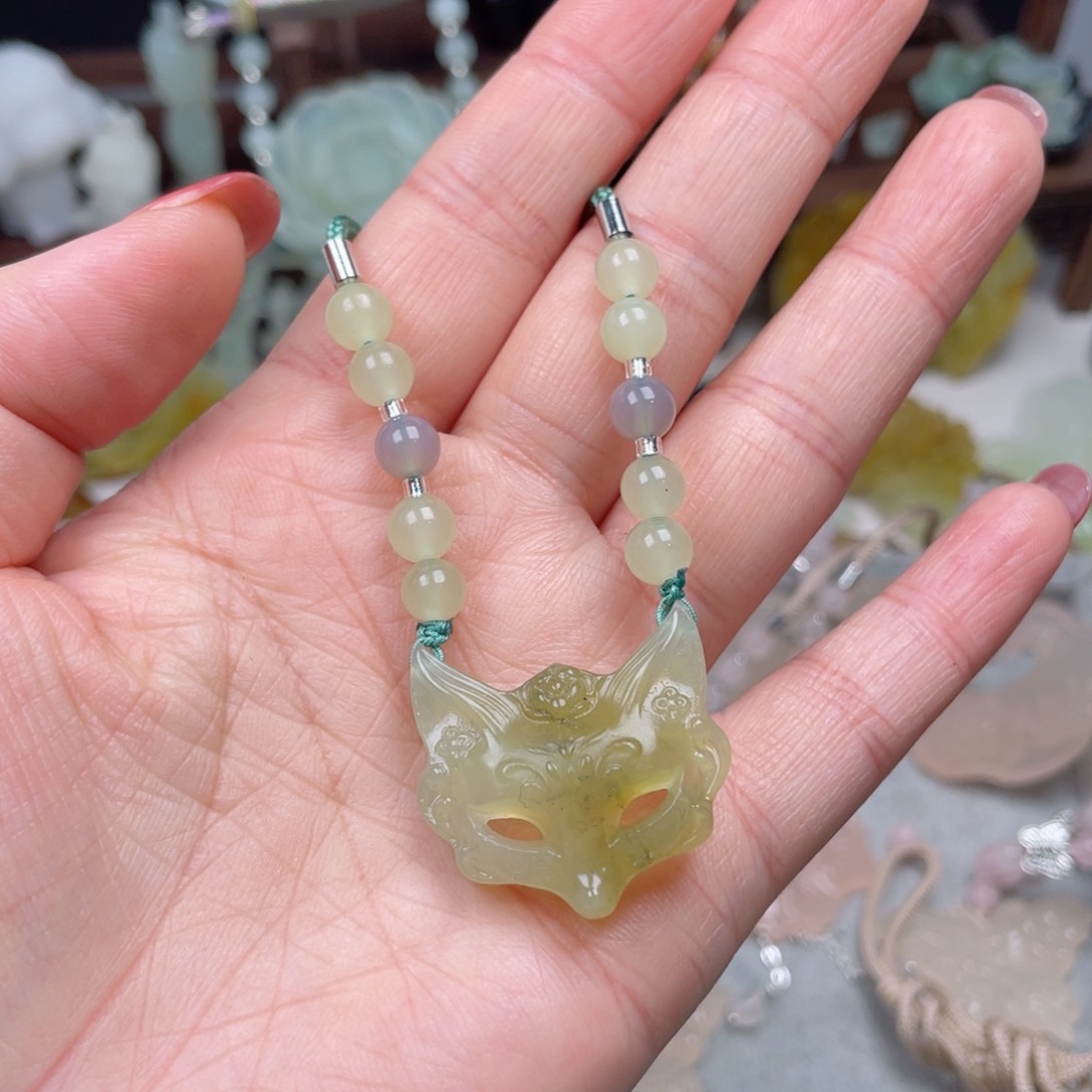 蛇纹石玉未镶嵌颈饰