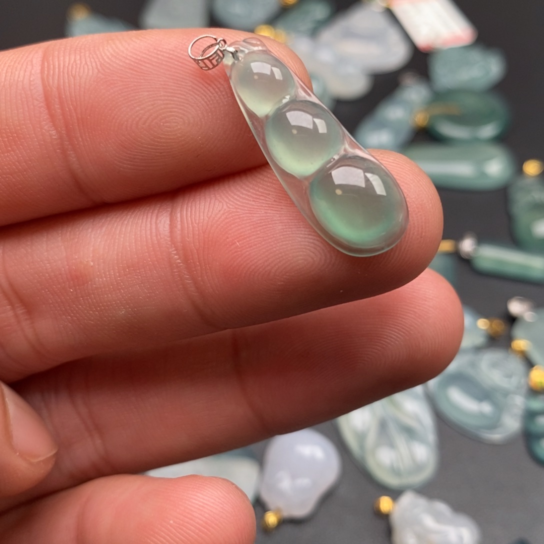 颈饰18K金镶嵌翡翠