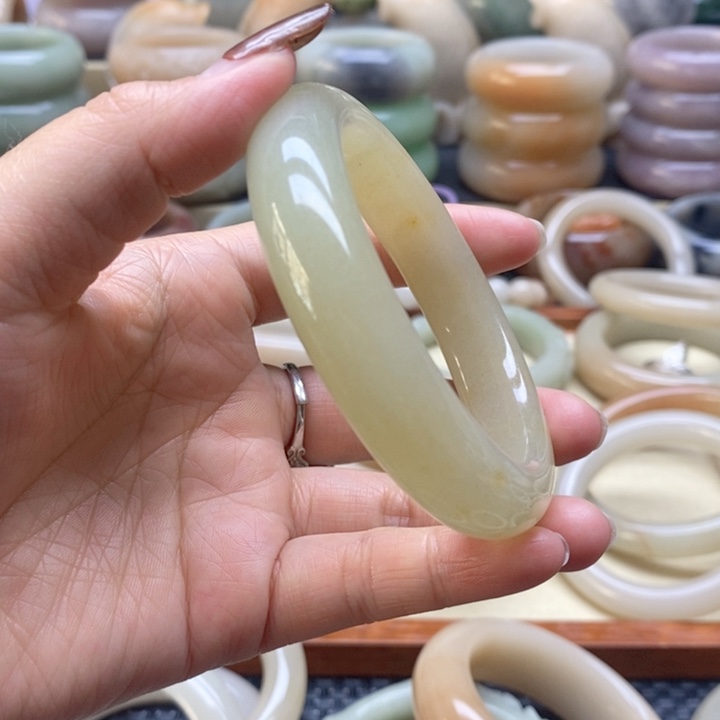 石英岩玉手镯未镶嵌