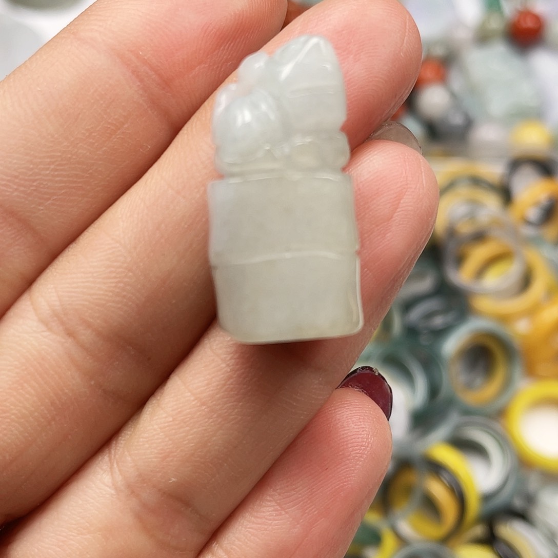 翡翠颈饰未镶嵌翡翠