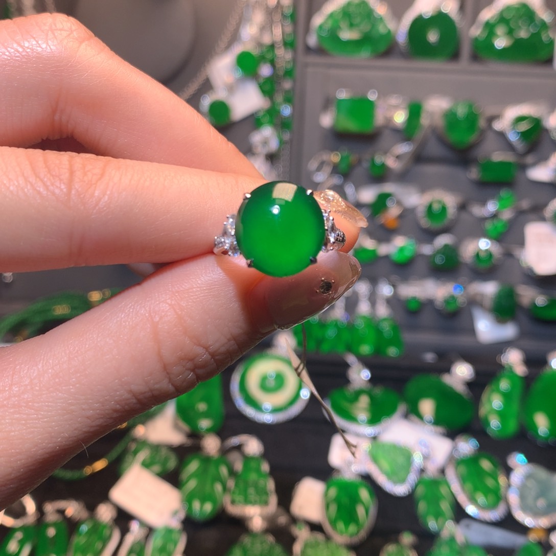 翡翠戒指18K金镶嵌蛋面戒指