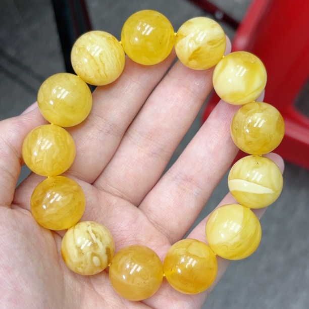 白花鸡油黄妖孽18➕瑕疵蜜蜡圆珠手串（539号）