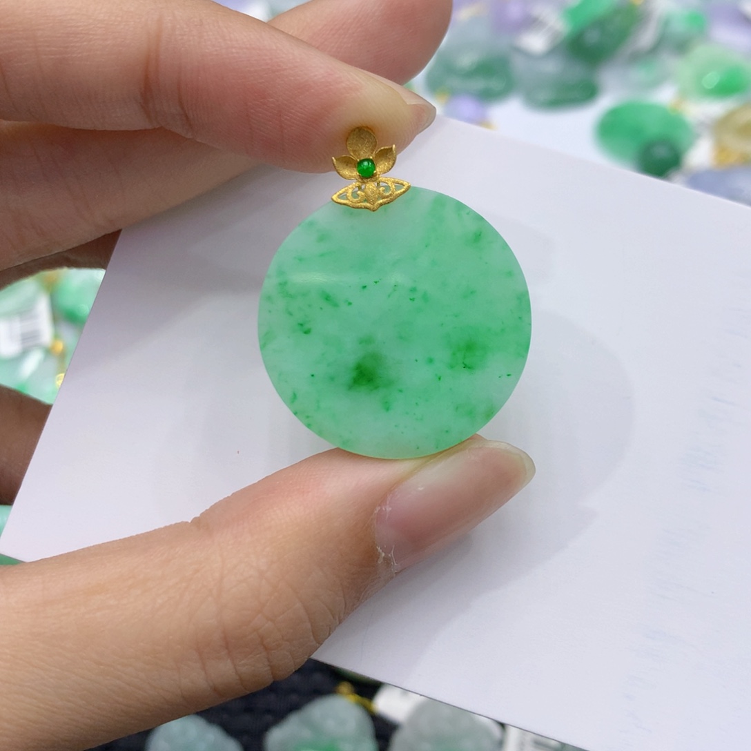 颈饰18K金镶嵌翡翠