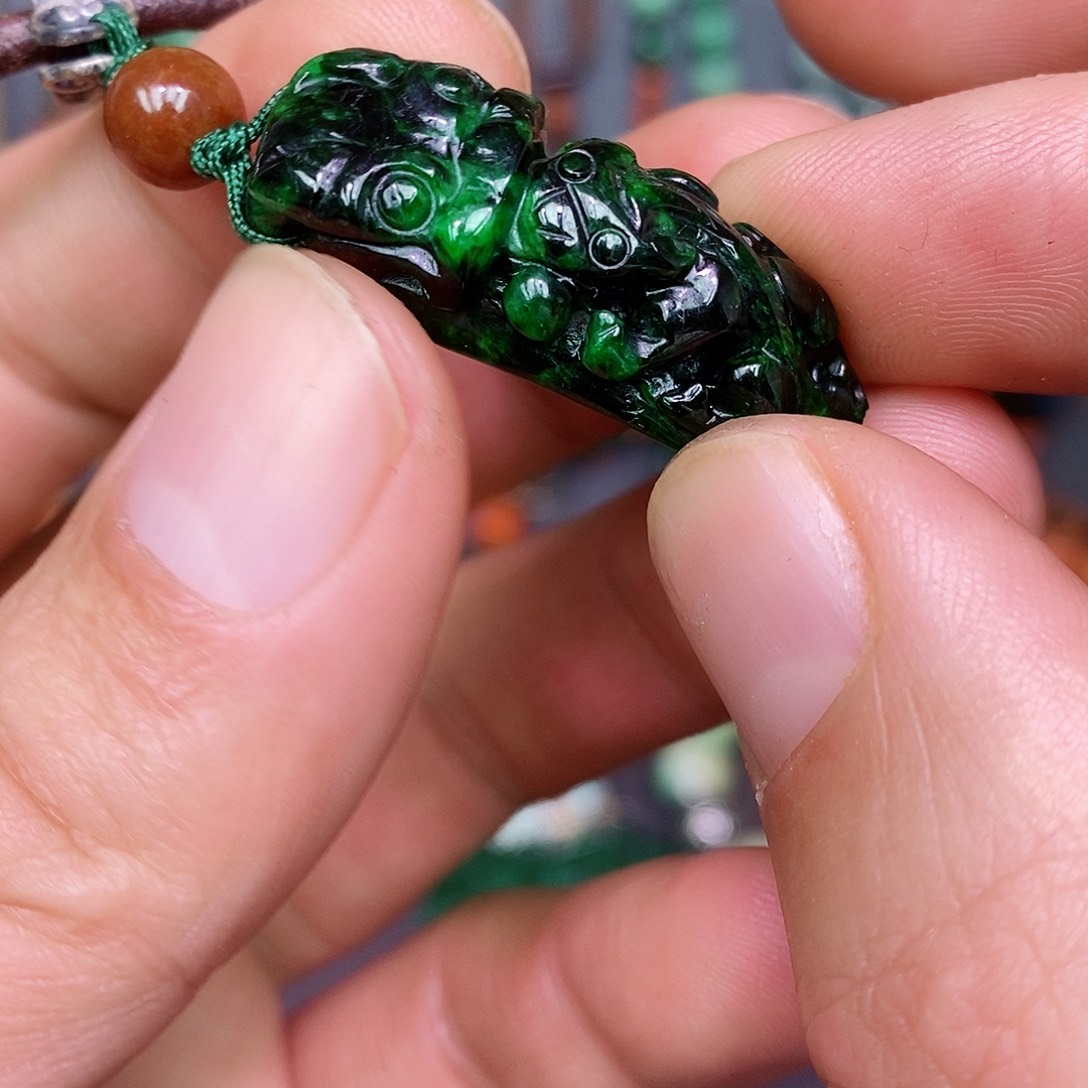 翡翠颈饰未镶嵌漂亮美眉