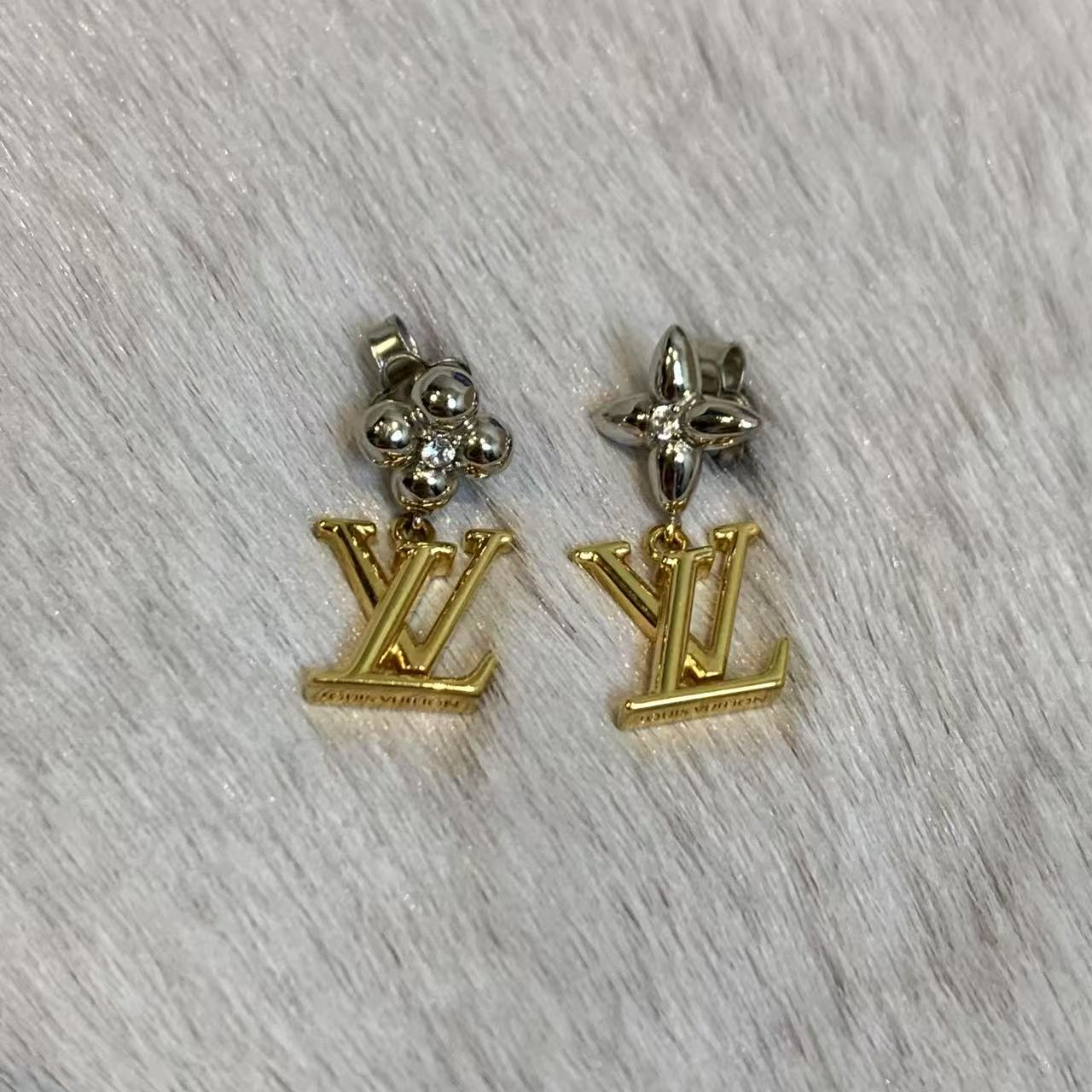 99新 LouisVuitton/路易威登 壹臻/ 若男专场ab款耳钉 46079528