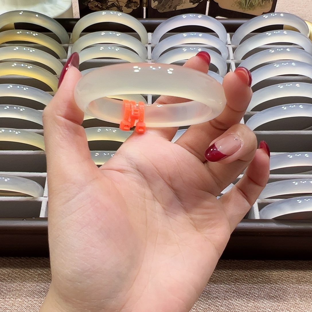 H***.玛瑙/玉髓未镶嵌手镯