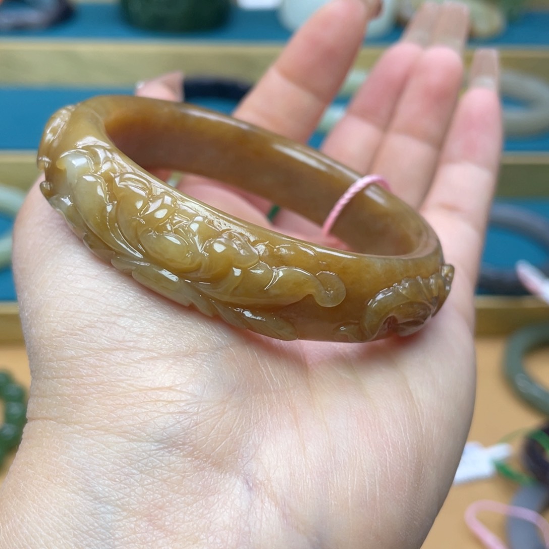 和田玉手镯56圈口。编号4未镶嵌