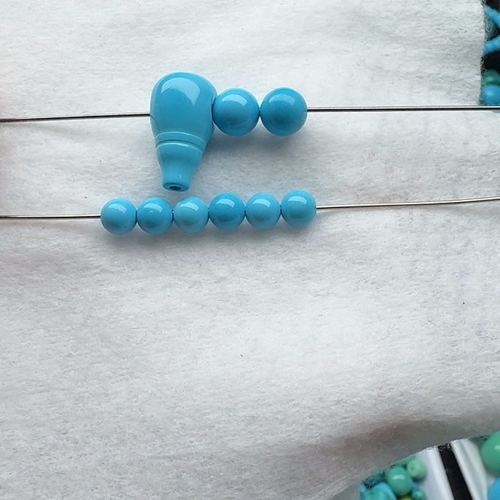 尺寸：对孔10➕蓝三通一颗，8蓝珠两颗 6左右蓝圆珠6颗