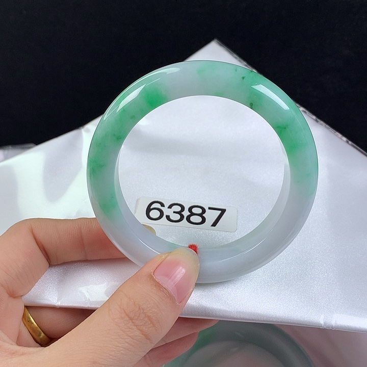 翡翠未镶嵌手镯5圈。半山水阳绿