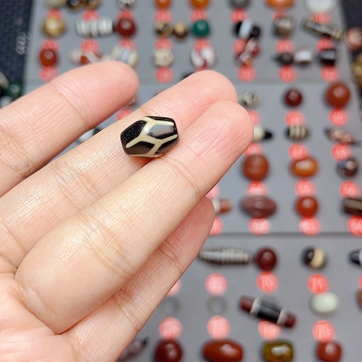 未镶嵌玛瑙/玉髓珠宝半成品赵**?