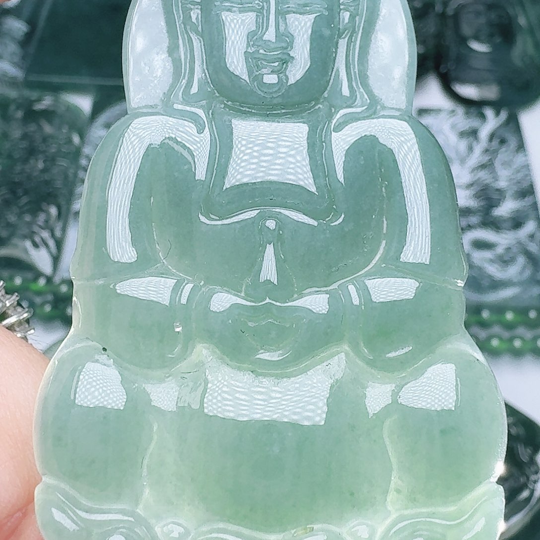 翡翠未镶嵌颈饰多样性发其一